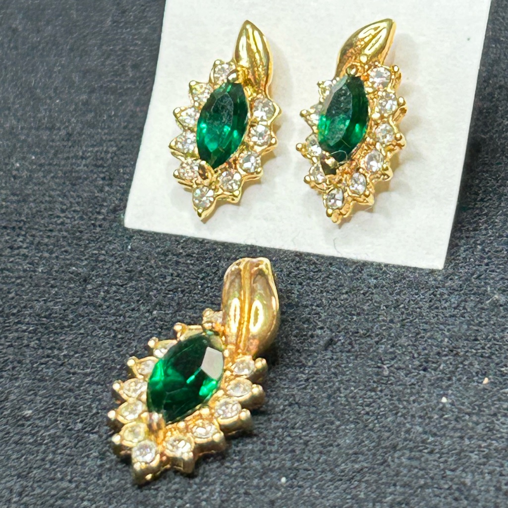Roman Faux Emerald Gold Tone Pierced Earrings And Necklace Pendant Set 18$